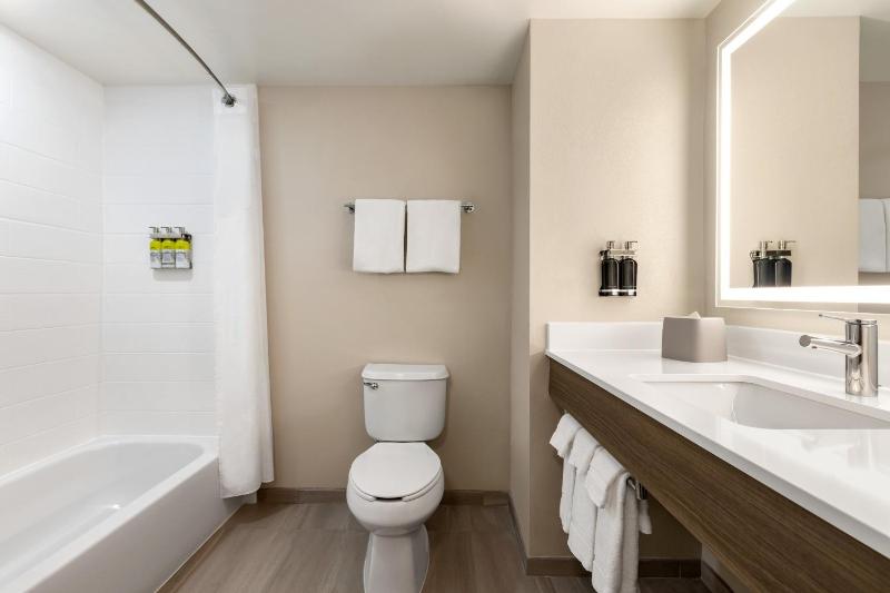 Standard King Room image 2