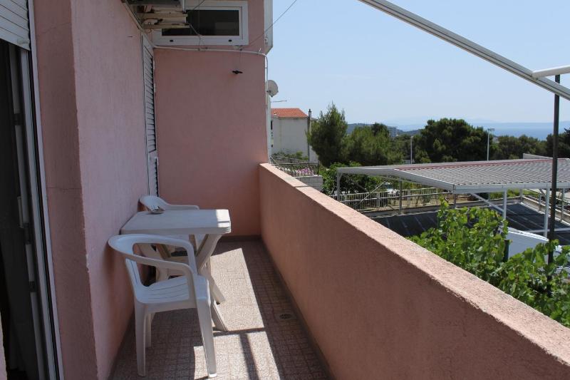 One-Bedroom Apartment with Balcony and Sea View image 4