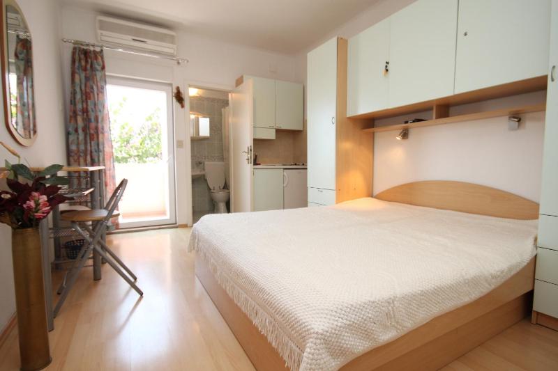 Studio with Balcony and Sea View image 1