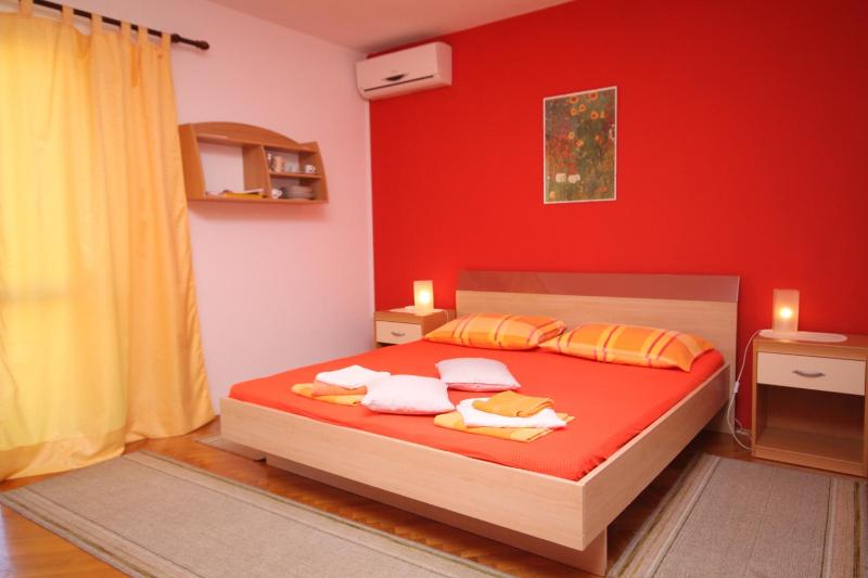 Apartments and rooms with parking space Makarska - 6759 - image 2