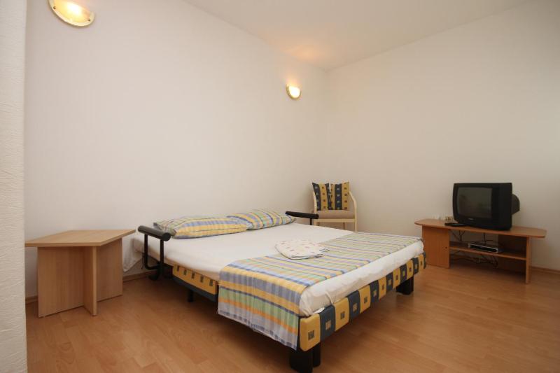 One-Bedroom Apartment with Terrace and Sea View image 1