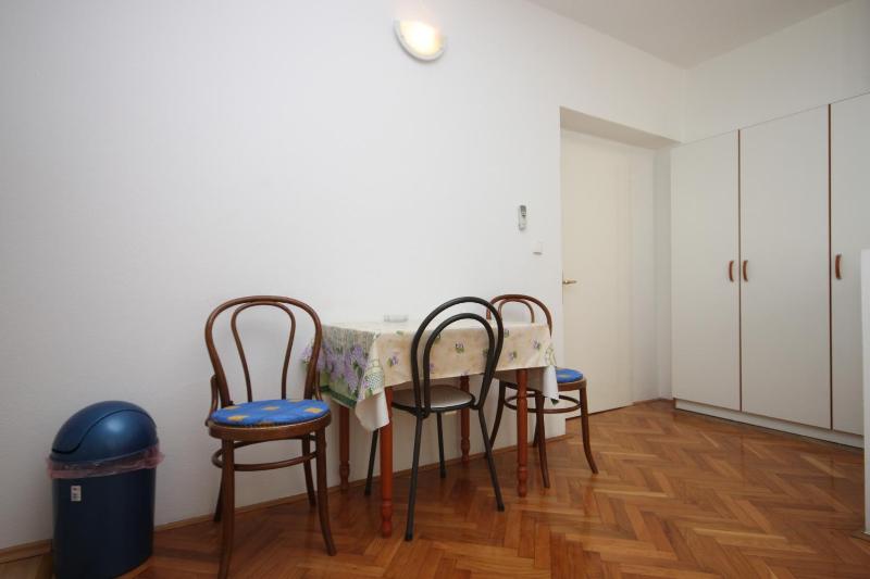 Studio with Balcony image 4