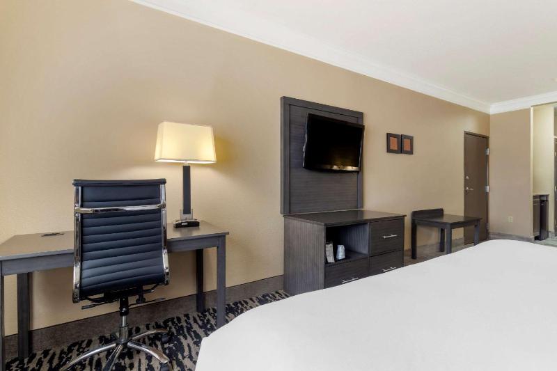 Queen Suite with Two Queen Beds - Accessible/Non-Smoking image 4