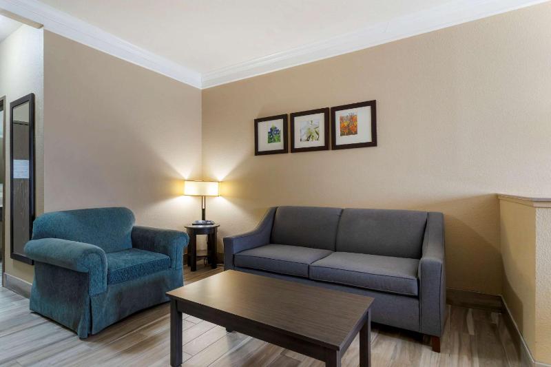 Queen Suite with Two Queen Beds - Accessible/Non-Smoking image 2