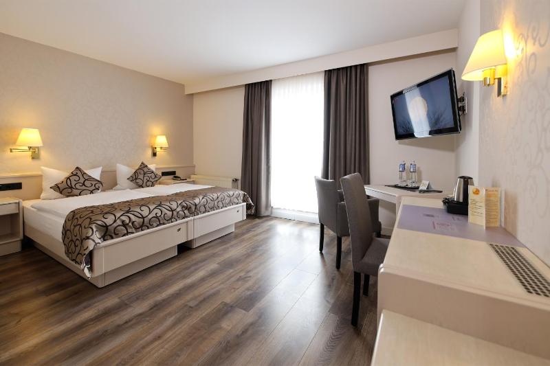 Double Room with Courtyard View image 3
