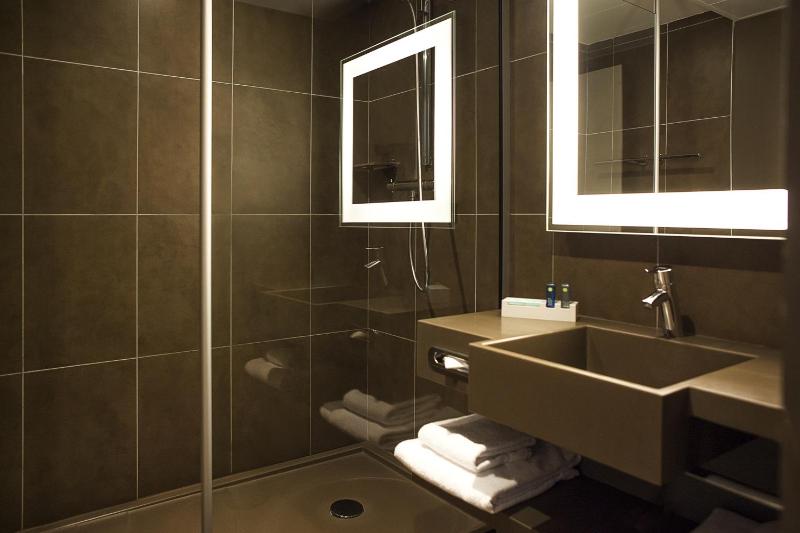 2 Double Rooms next to each other image 2