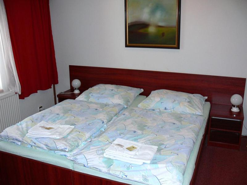 Twin Room image 2