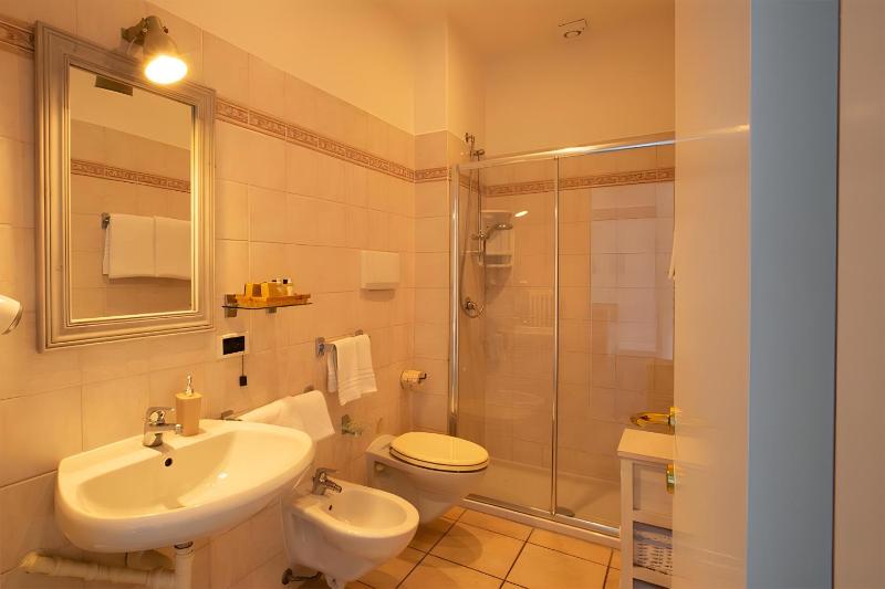 Double Room with Balcony and Lake View image 1