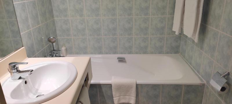 Twin Room image 4