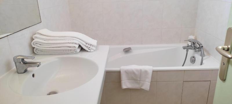Twin Room image 3