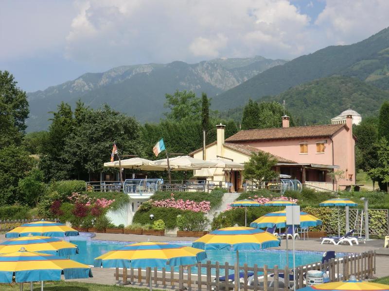 Double Room with Pool View image 1