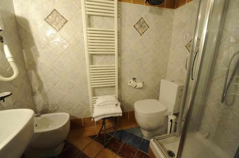 Double Room image 3