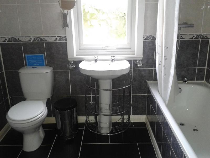 Twin Room with Private Bathroom image 2