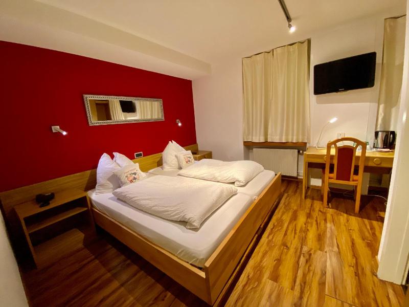 Standard Twin Room with Air Conditioning image 3