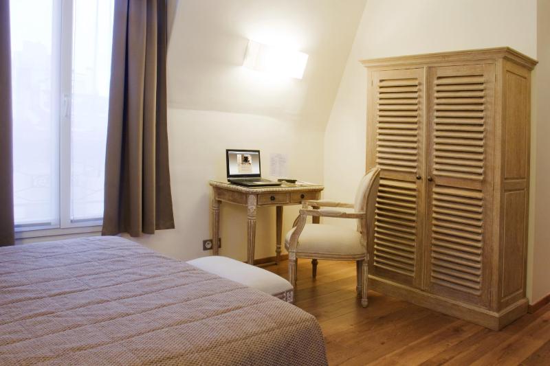 2 Adjacent Rooms (5 Adults) image 4