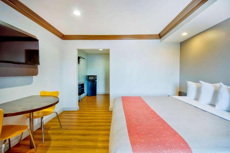 Deluxe King Room - Non-Smoking image 3