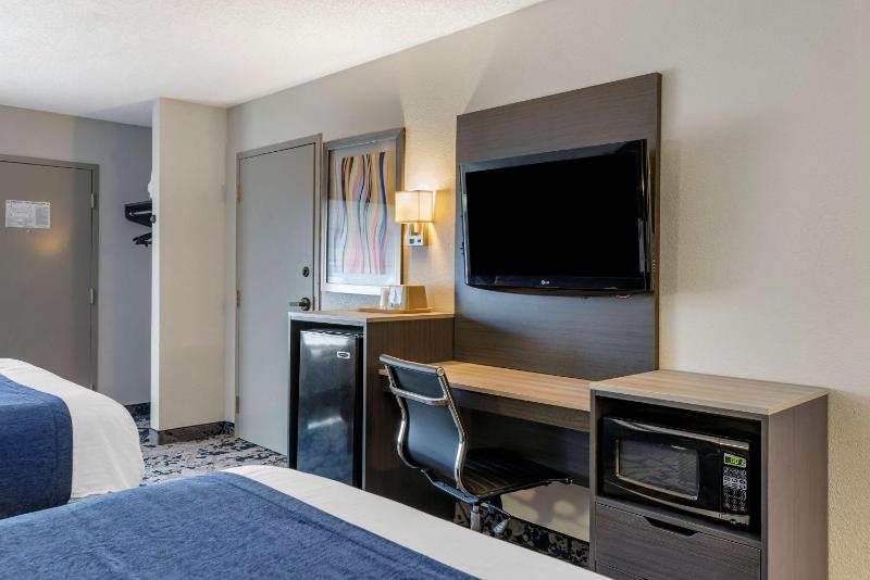 Queen Room with Two Queen Beds - Non-Smoking image 3