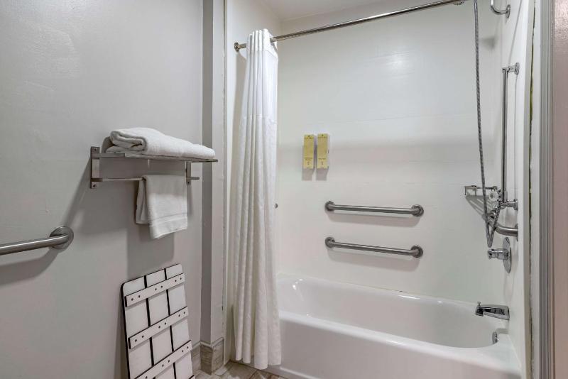 King Room with Bath Tub - Disability Access/Non-Smoking  image 2