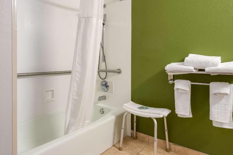 King Room with Bath Tub - Mobility Access/Non-Smoking image 3