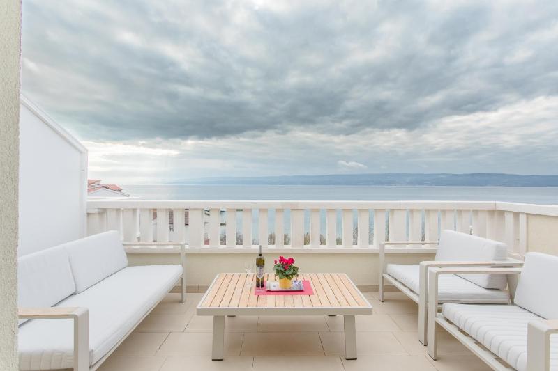 Apartments by the sea Duce Omis - 8378 - image 2