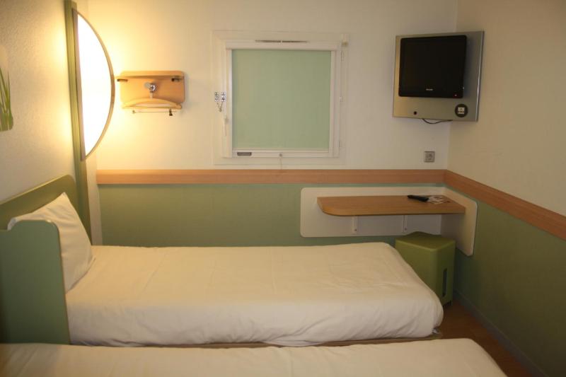 Twin Room image 4