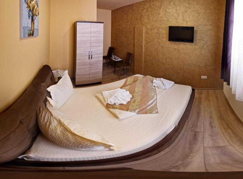 Standard Double Room image 3