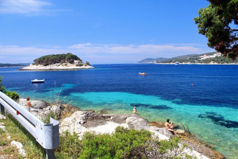Apartments by the sea Hvar - 15401 - image 15