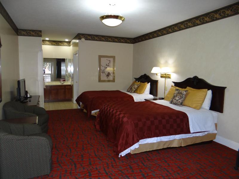 Deluxe Room with Two Queen Beds image 4