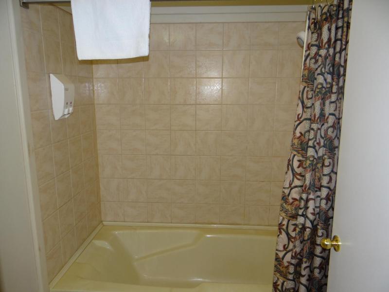 Deluxe Room with Two Queen Beds image 4