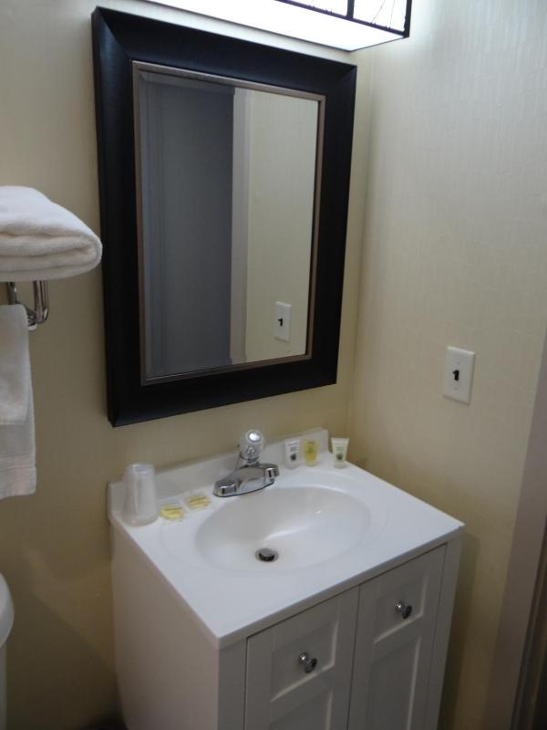 Standard King Room image 4