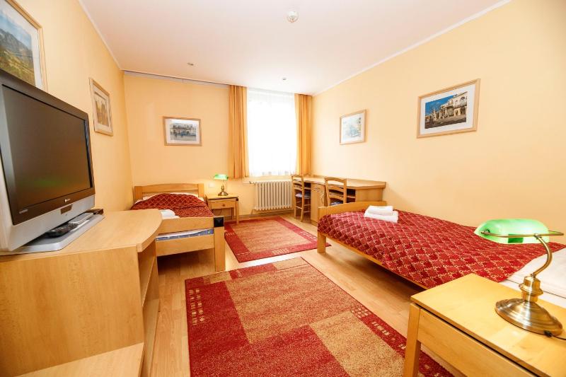 Twin Room image 4