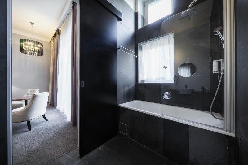 Superior Quadruple Room image 4
