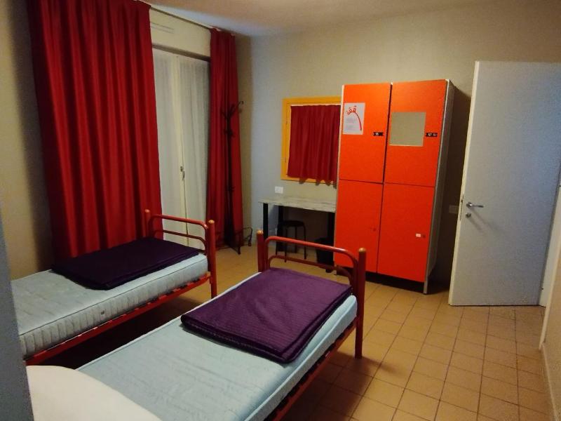 Twin Room with Private Bathroom image 2