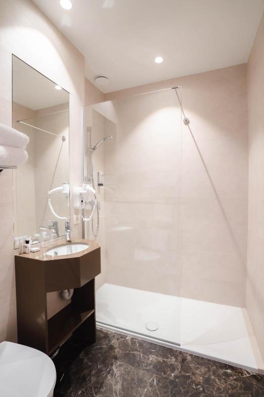 Standard Twin Room image 4