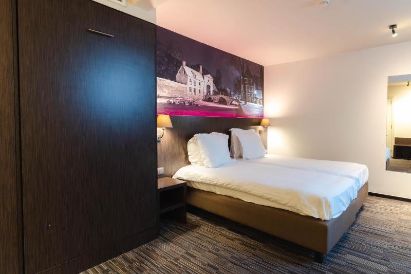 Standard Twin Room image 3
