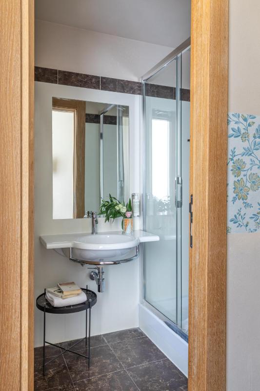 Standard Single Room image 2