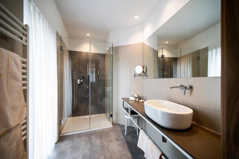 Deluxe Double Room with Balcony image 4
