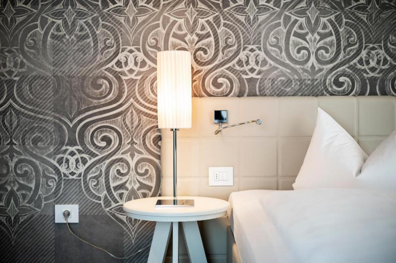 Deluxe Double Room with Balcony image 2