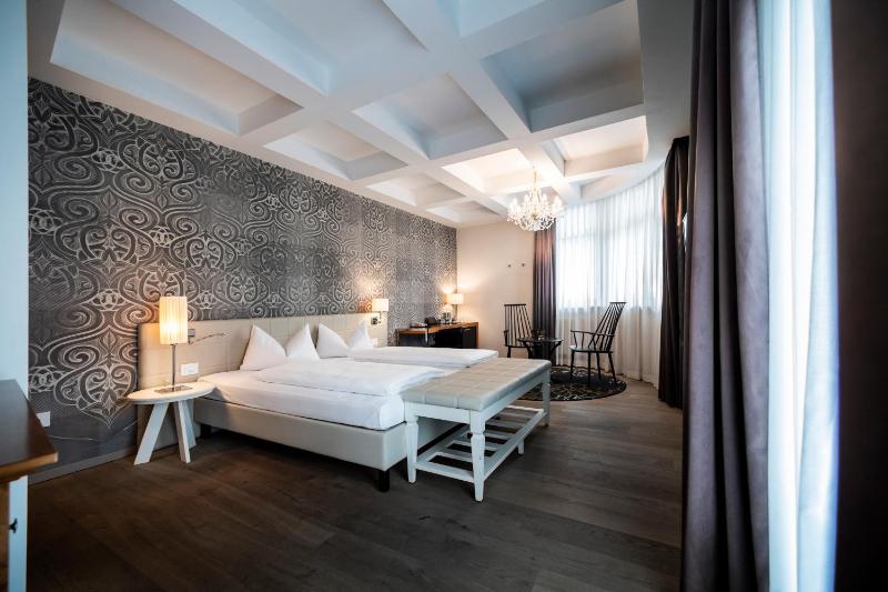 Deluxe Double Room with Balcony image 1