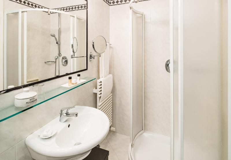 Single Room with Mountain View image 3