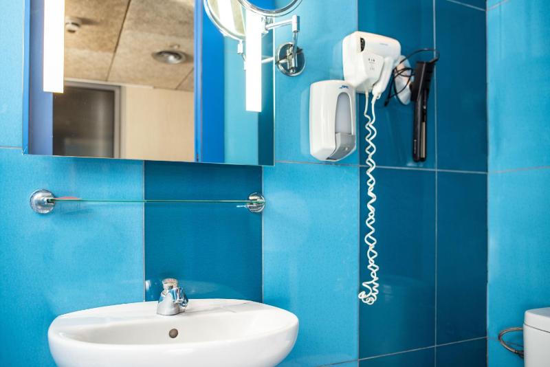 Single Room with Private Bathroom image 4