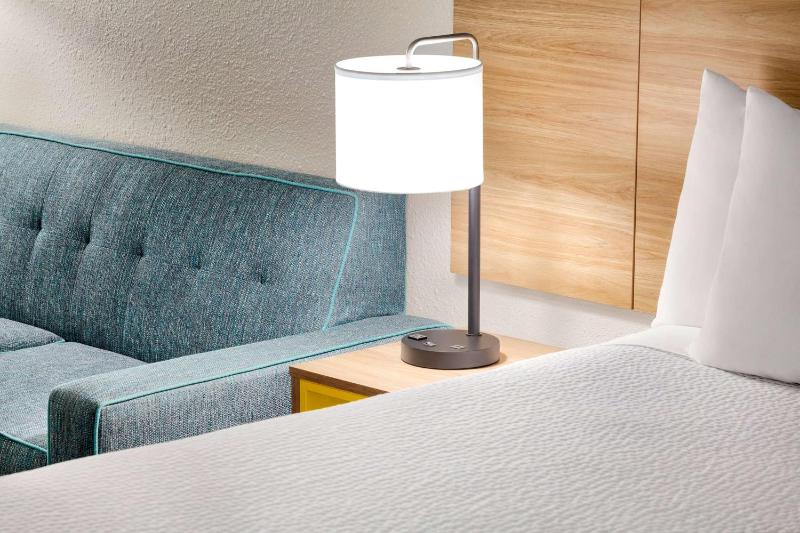 Deluxe King Room with Sofa Bed - Non-Smoking image 2
