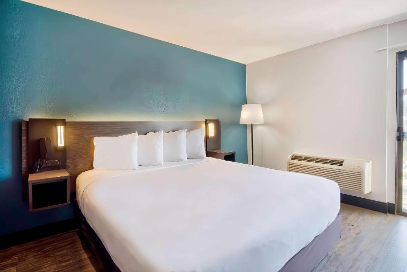 Standard Suite - Non-Smoking image 1
