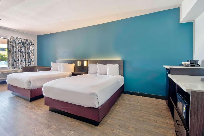 Queen Room with Two Queen Beds - Non-Smoking image 1