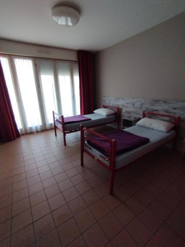 Standard Twin Room with Shared Bathroom image 3