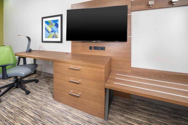 Standard Queen Room with Two Queen Beds - Communications Accessible image 3