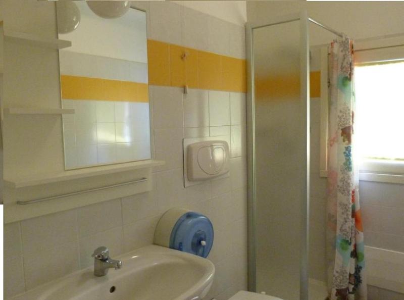 Single Room with Shared Bathroom image 4