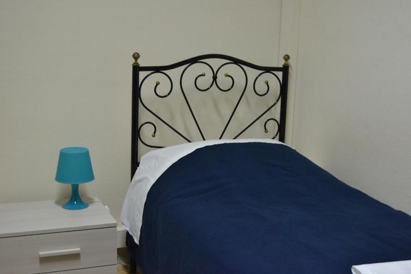 Single Room with Shared Bathroom image 4