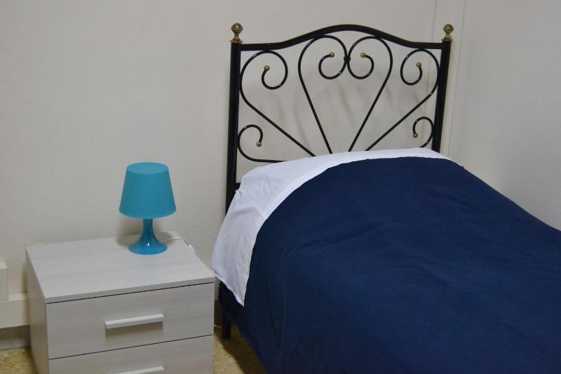 Single Room with Shared Bathroom image 3