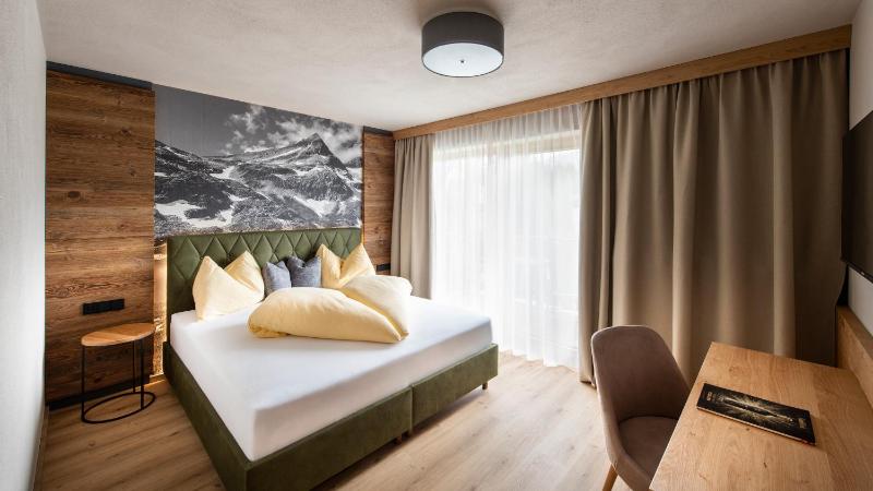 Deluxe Double Room with Balcony image 4